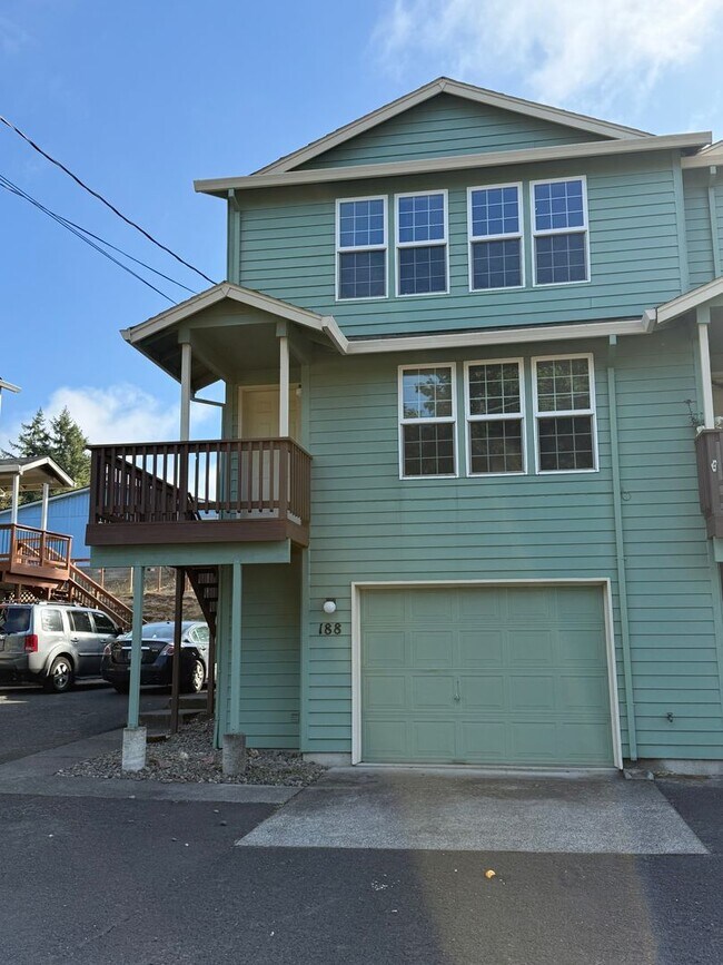 Primary Photo - Nice town house!