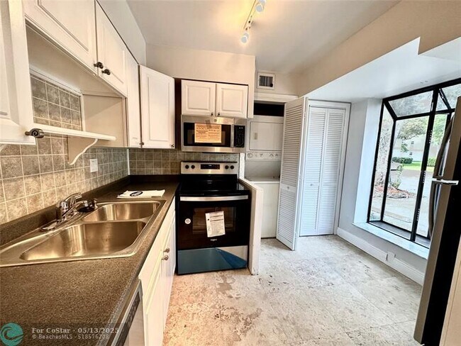 Building Photo - 717 Gardens Dr