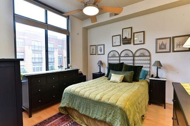 Building Photo - Gorgeous Light Filled 1Br Blocks to King St Metro