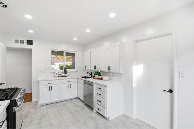 Building Photo - 841 Nectarine Ave