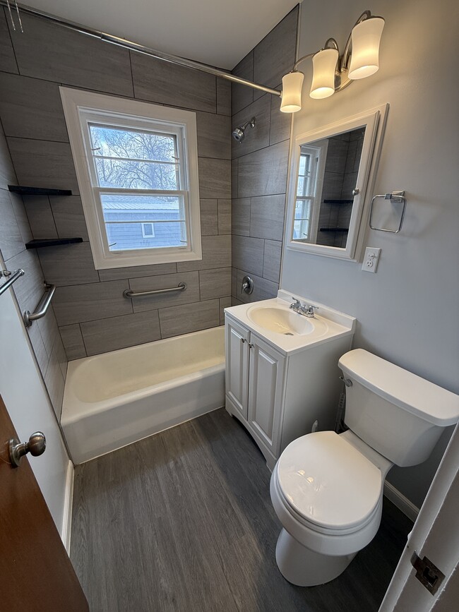 Building Photo - 628 3rd Ave NW