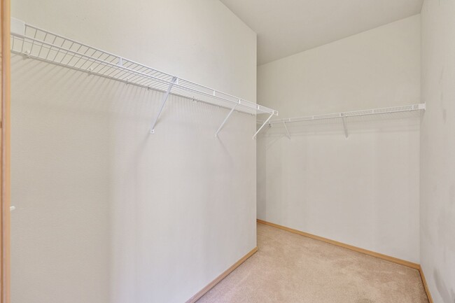 Building Photo - Move in special - same rate with lease to ...