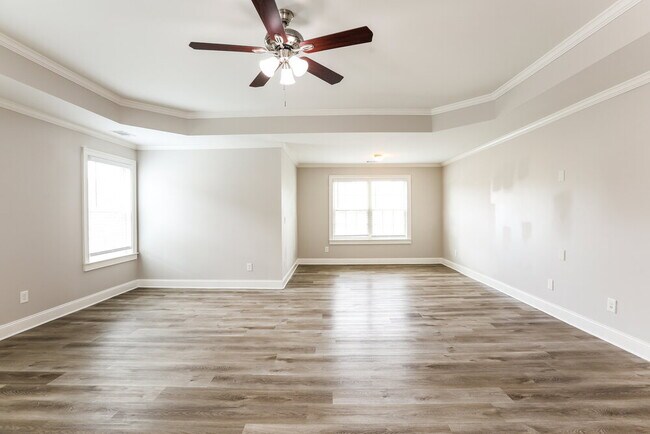 Building Photo - 402 Silver Oak Dr