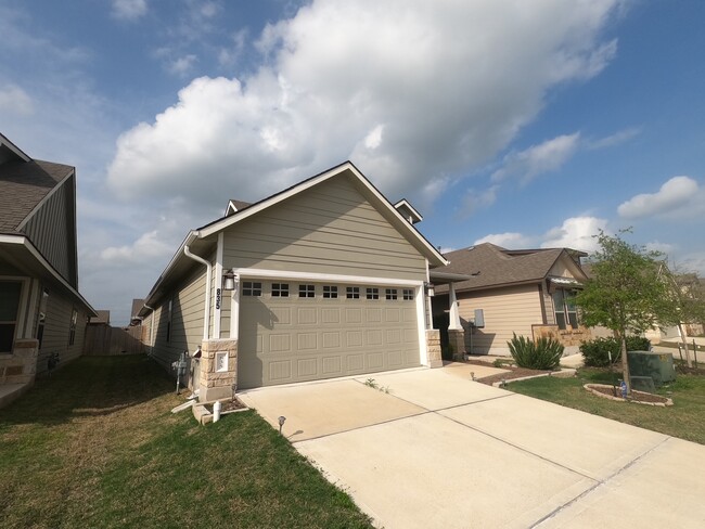 Building Photo - 835 Mineral Wells Ln