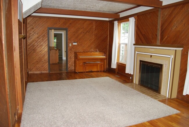 Building Photo - 3 Bedroom 2 Bath Home Newberg OR