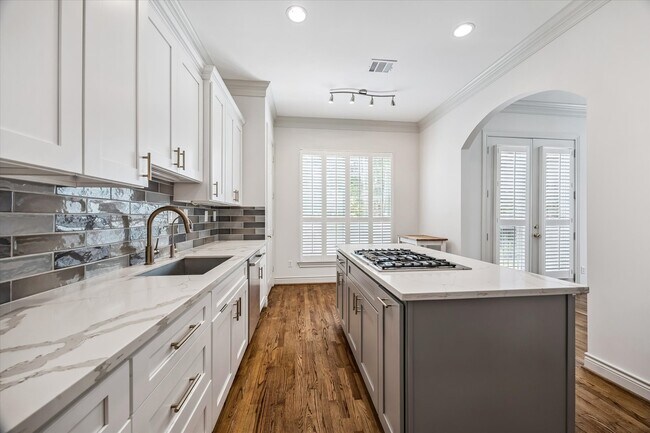 Building Photo - 1811 Devonshire Crescent