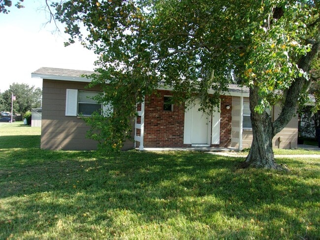 Building Photo - Adorable 2 Bedroom Just Minutes from Ameni...