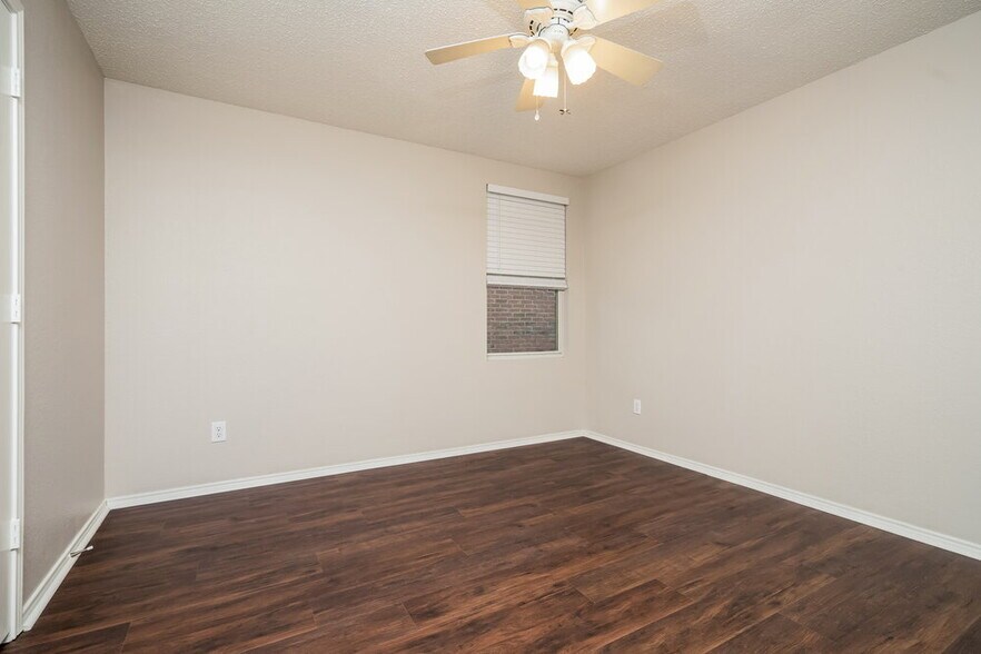 Building Photo - 1901 Lariat Dr
