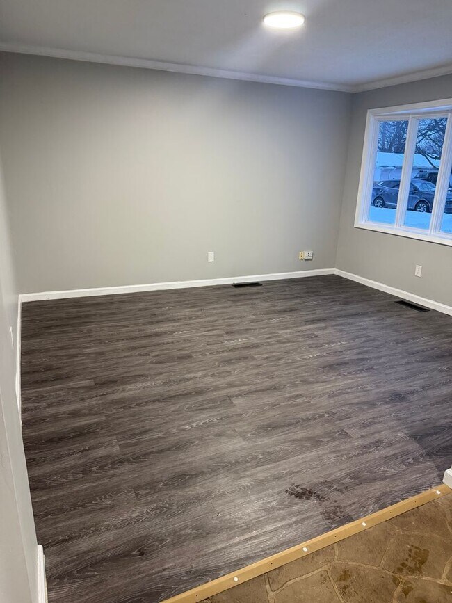 Building Photo - 3 Bedroom Plain Local Ranch