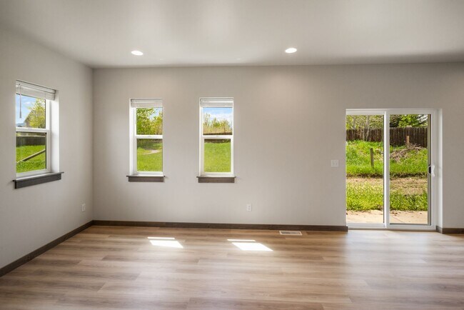 Building Photo - Pet Friendly! Gorgeous 3 Bedroom condo wit...
