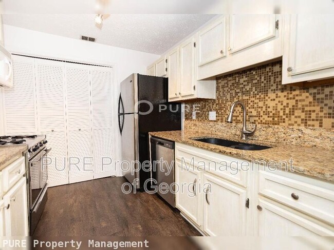 Building Photo - 2408 Country Park Dr