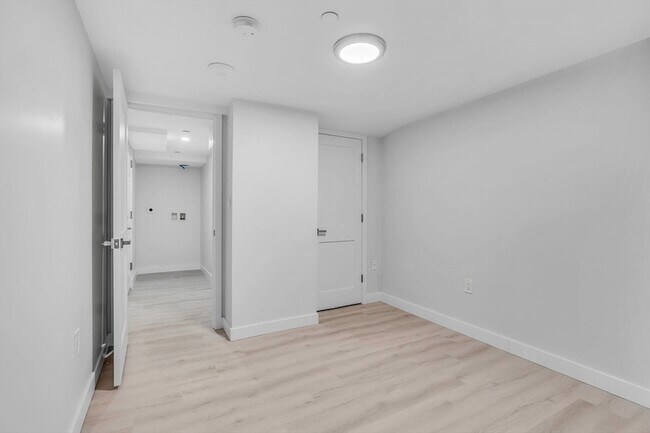Building Photo - 74 Ruthven St