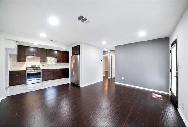 Building Photo - 6526 Westview Dr