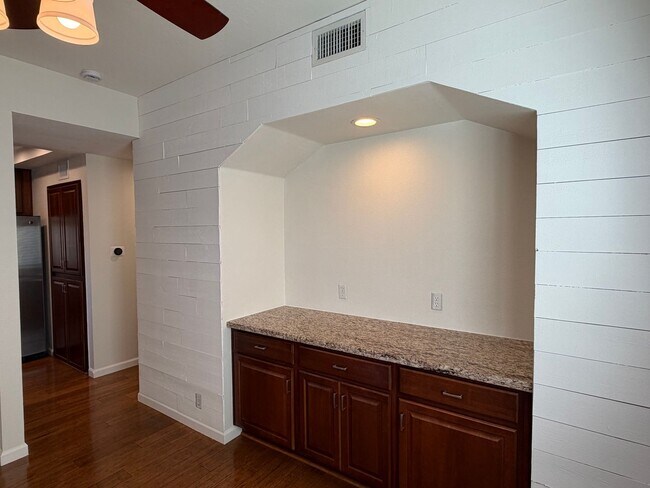 Building Photo - Very Private Carriage Unit Available Now!