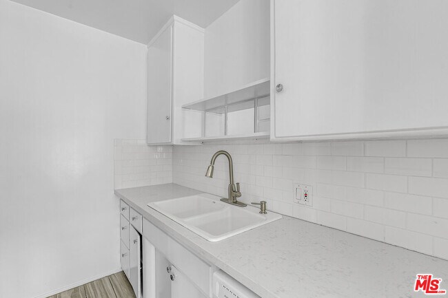 Building Photo - 1248 Barry Ave