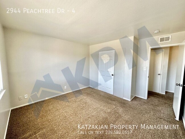 Building Photo - Upstairs 2-Bedroom 1-Bath Louis Park Estat...