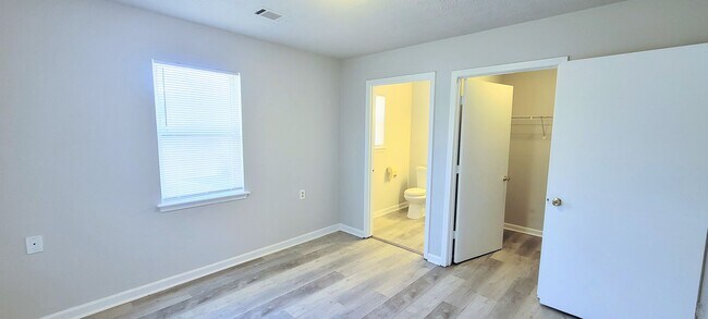 Building Photo - Charming 4BR Home with Modern Upgrades & Spacious Yard