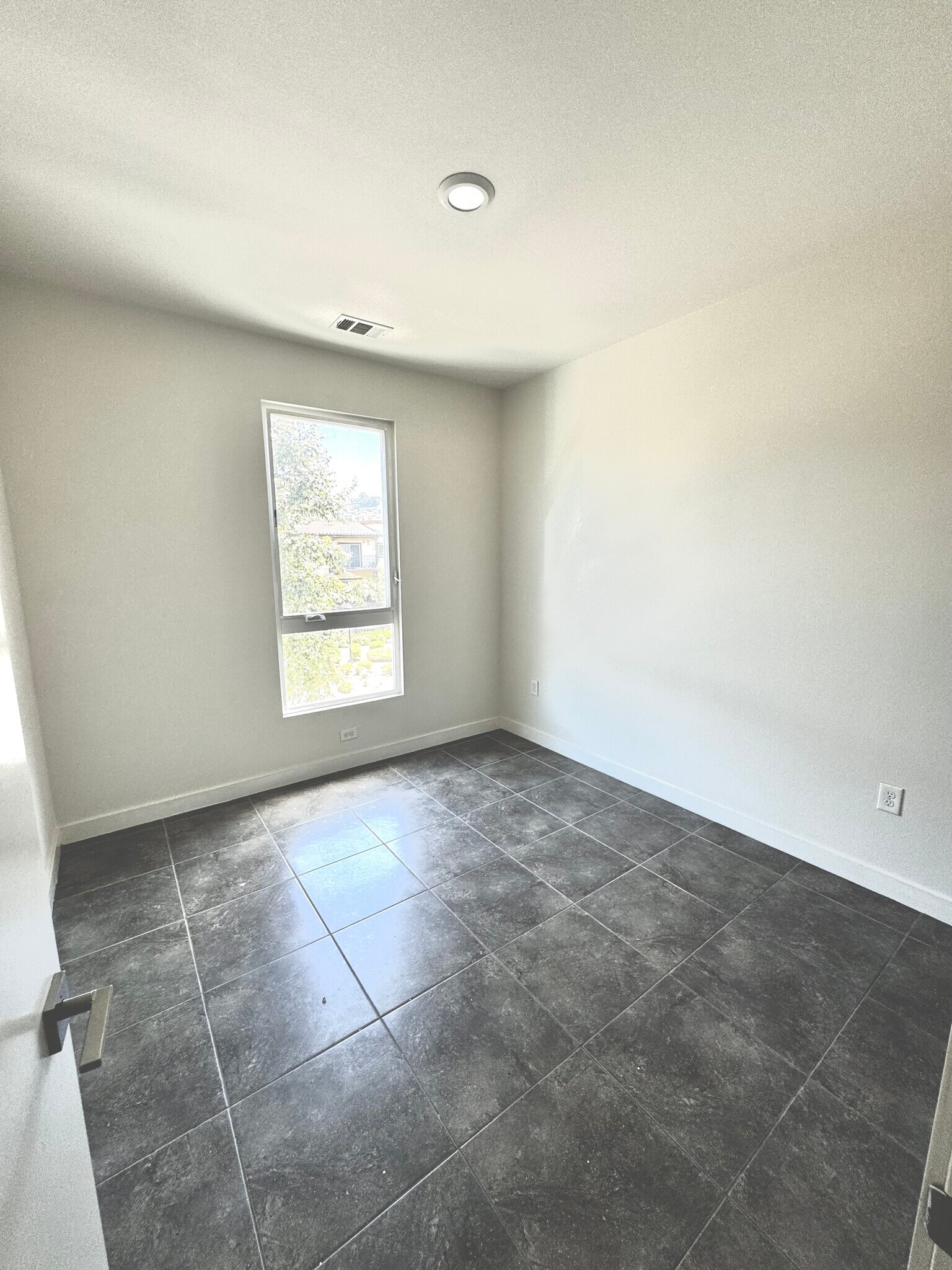 3rd Floor bed #2 - 2581 Arvia St. #13