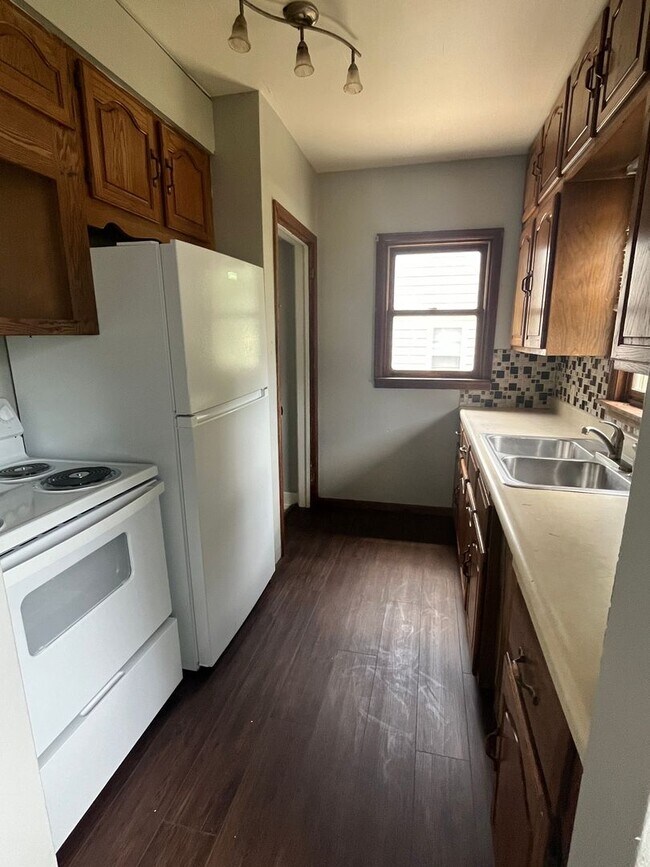 Building Photo - 3 Bed, 1 Bath - House for rent!