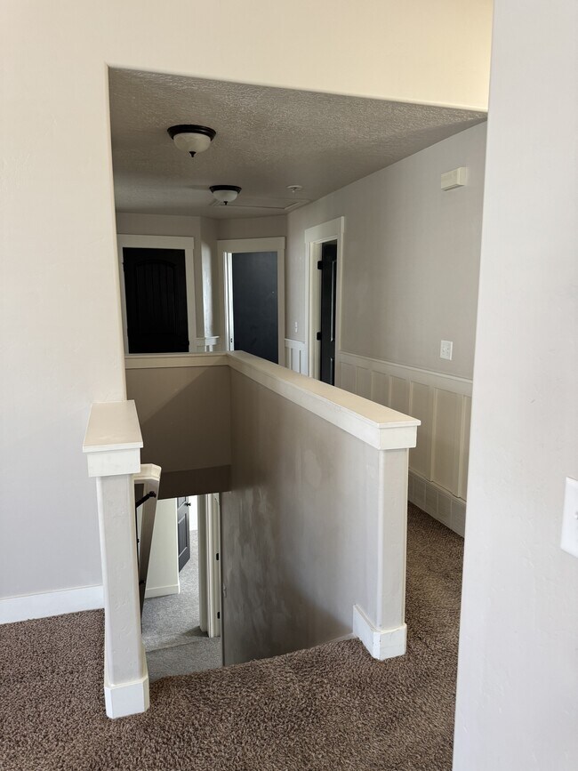 Building Photo - 890 W 110 S
