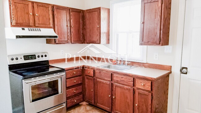Kitchen - 164 Thomas Rd