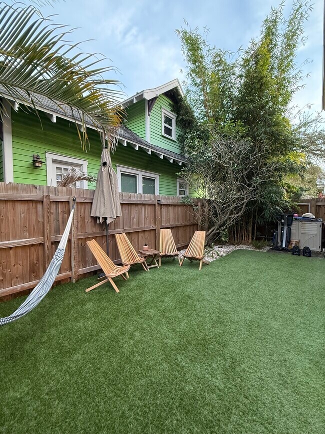 Building Photo - 557 7th Ave N