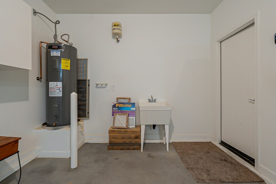 Building Photo - 15877 W Mauna Loa Ln