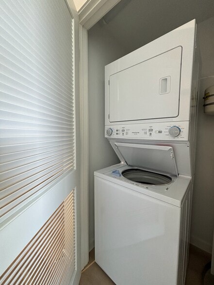 Building Photo - 902 17th Ave N