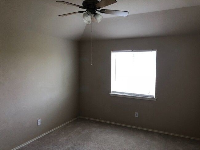 Building Photo - Roomy 4 bedroom 2.5 bath in Waxahachie!!