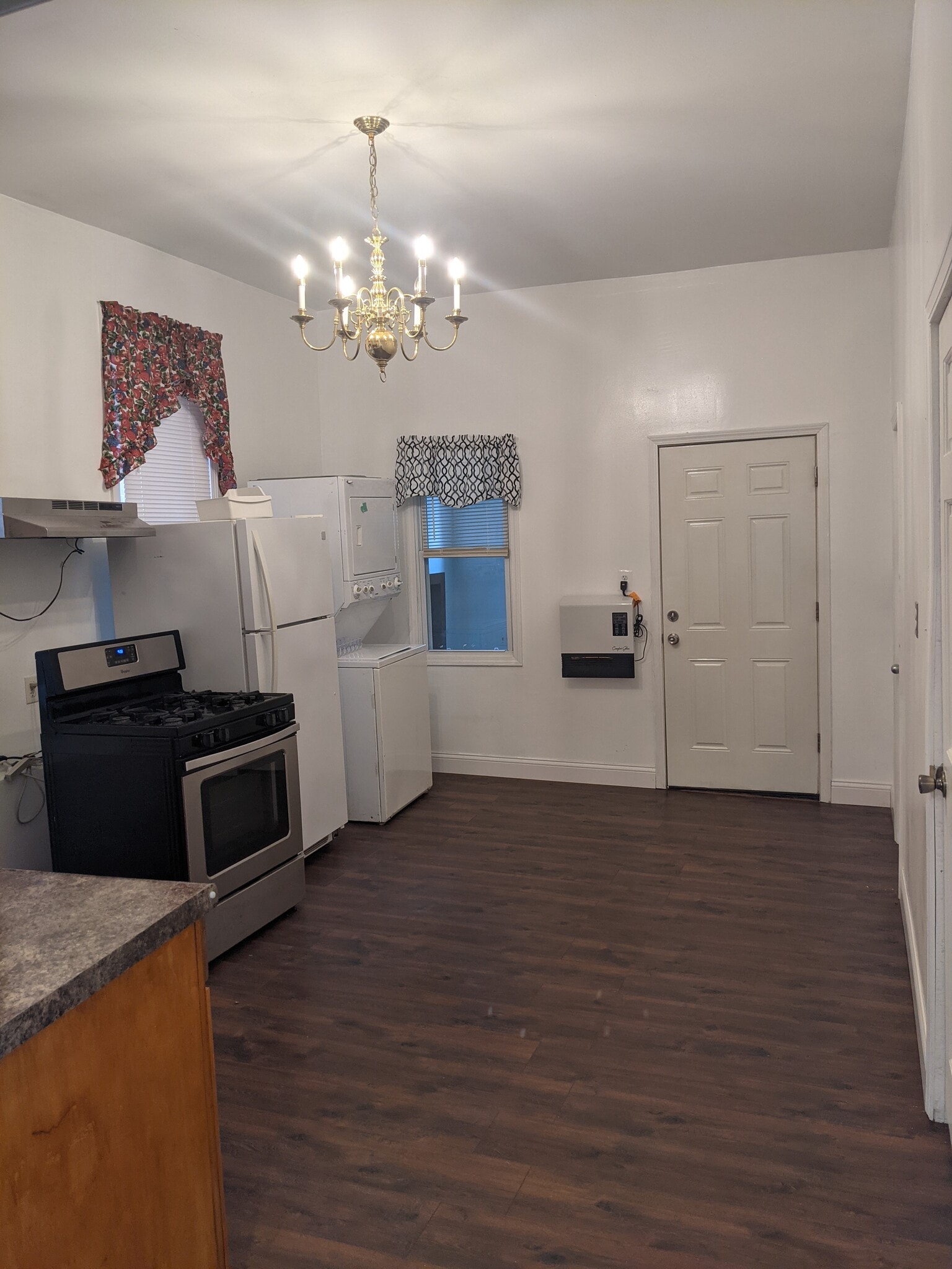 Kitchen w/ stove, refrigerator, and washer/dryer - 2455 W Cortland St