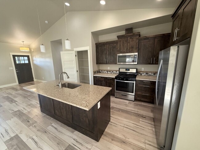 Building Photo - NE 3 Bdrm, 2 Bath, Gas Heat/Fireplace, Air...