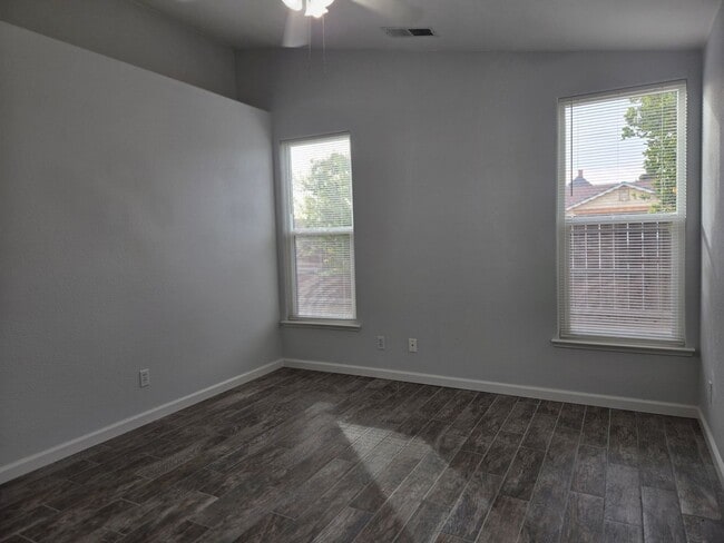 Building Photo - 664 W Cinnamon Ave