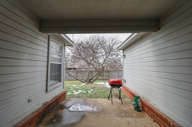 Building Photo - 3 Bed 2 Bath in Jenks - Available Now!