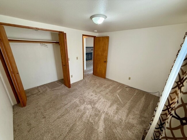 Building Photo - Welcome to this Charming 3 bedroom, 2 bath...