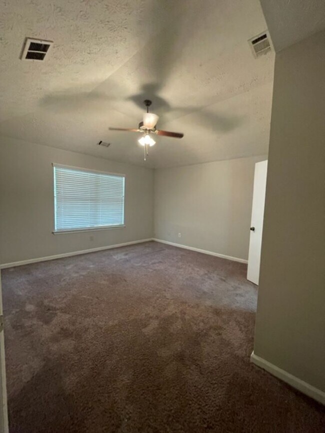 Building Photo - 3 Bedroom Home Available !