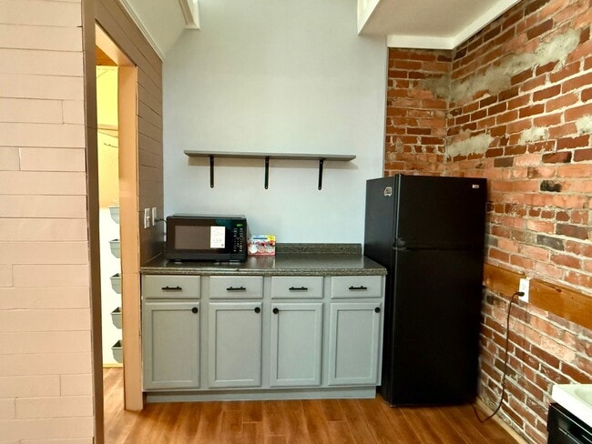 Building Photo - Immaculate Studio Apt. w/All utilities- Less than 5- minute drive to Downtown Bristol!
