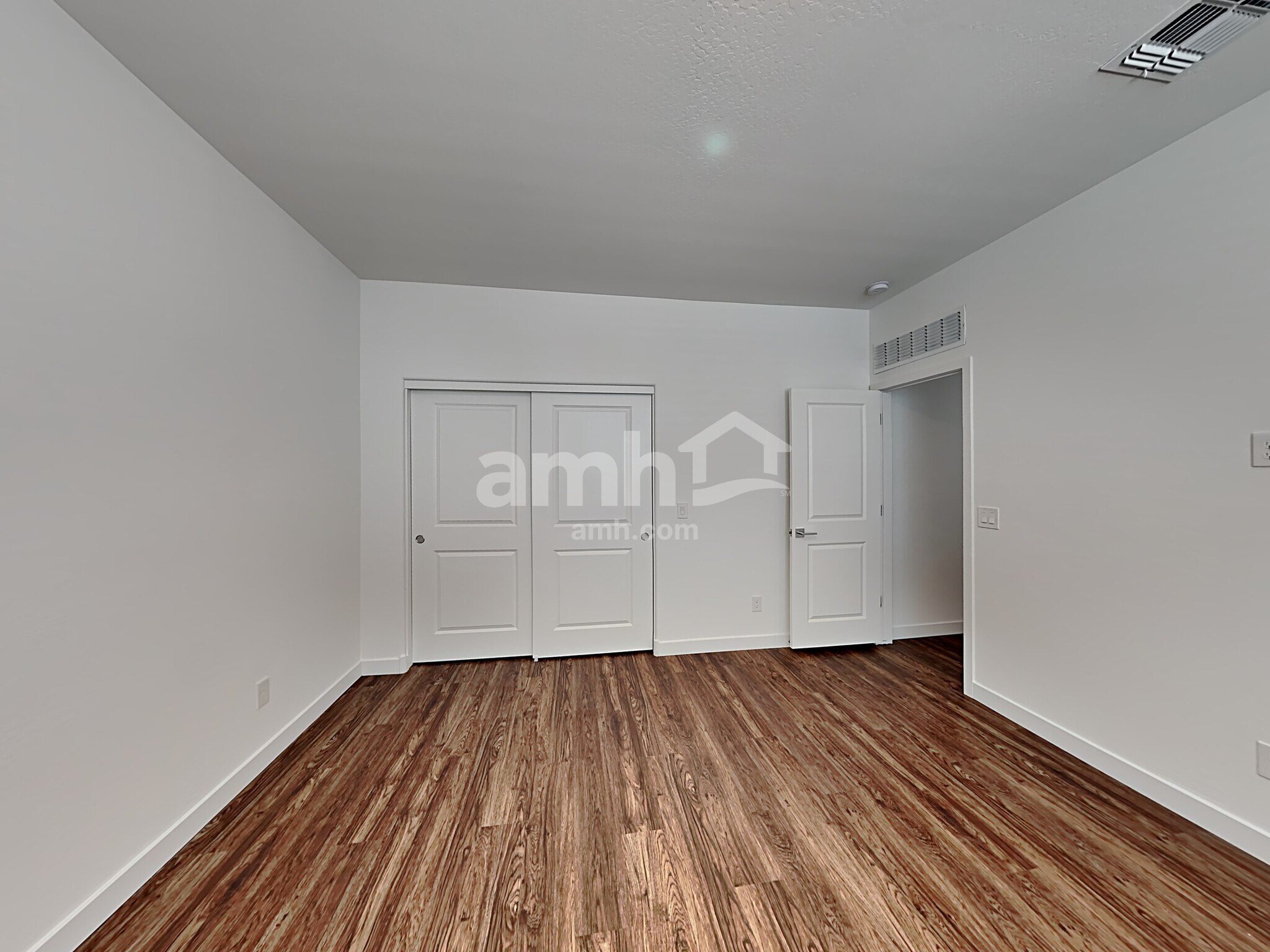 Building Photo - 814 S 150th Dr