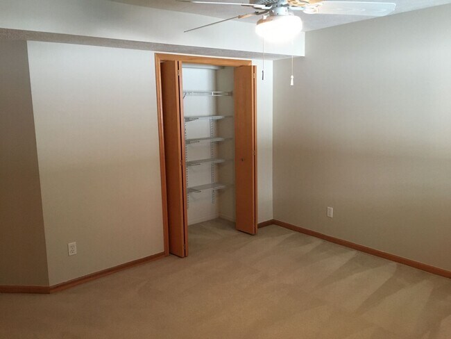 Building Photo - Adorable 2 bed 2 bath in Forest Hills Dist...