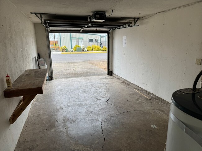 Building Photo - Updated 2 bedroom 1 bathroom duplex in Springfield!