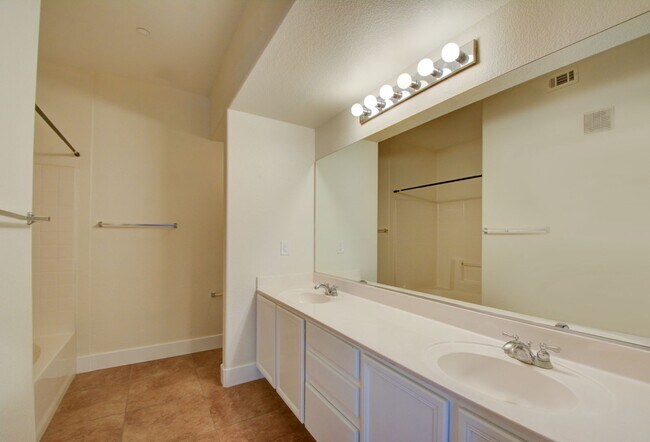Building Photo - Beautiful 2BR / 2BA Renovated / Modern Condo In A Gated Complex.