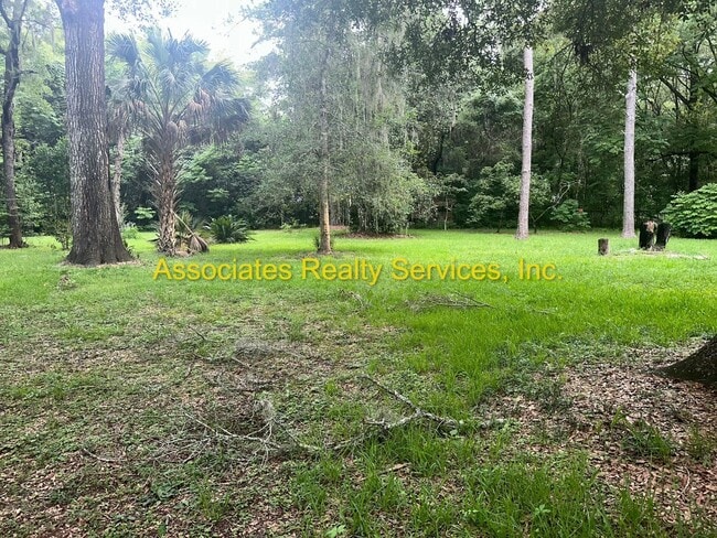 Building Photo - Three bedroom, two bath - 1720 Sq. ft., Acre lot
