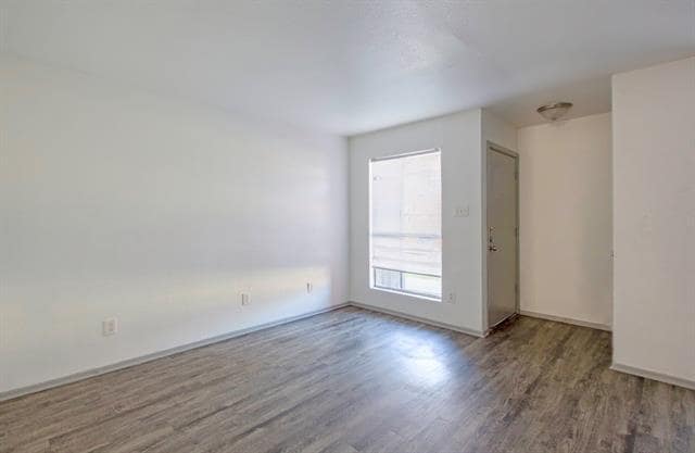 Building Photo - 916 Isbell Rd