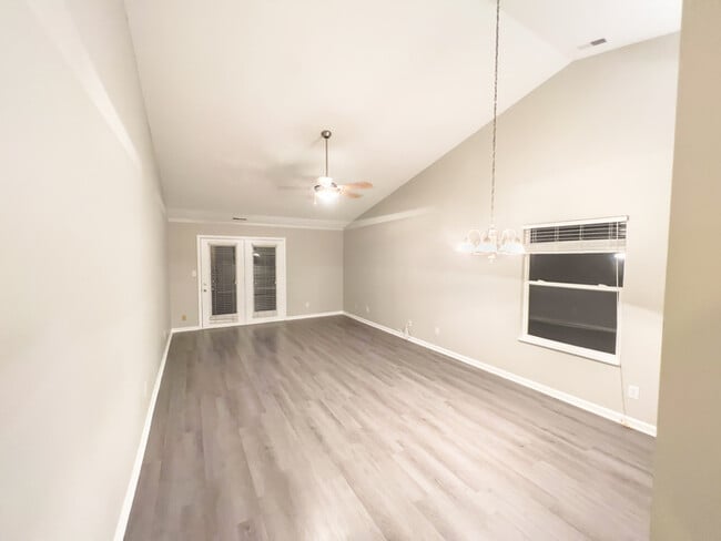 Building Photo - Beautifully Renovated Brownsburg Home