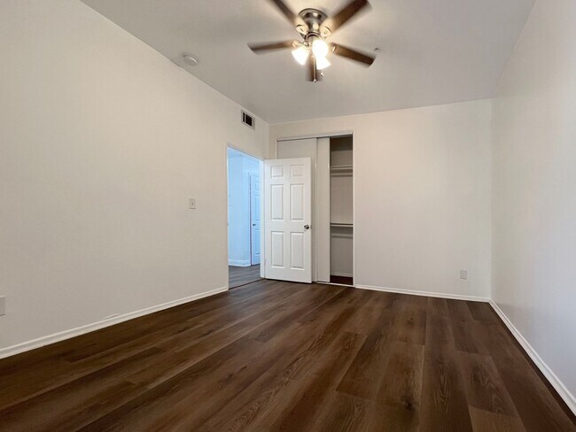 Building Photo - **555 Maine Ave #304 Long Beach** Upstairs 3 bedroom 2 bath - 2 weeks free OAC!!