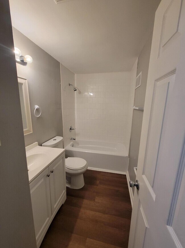 Building Photo - 1775 Harrodsburg Rd