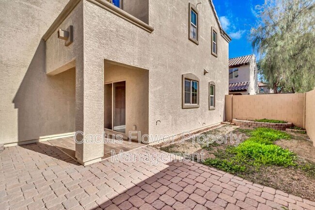 Building Photo - 2544 E Vermont Dr