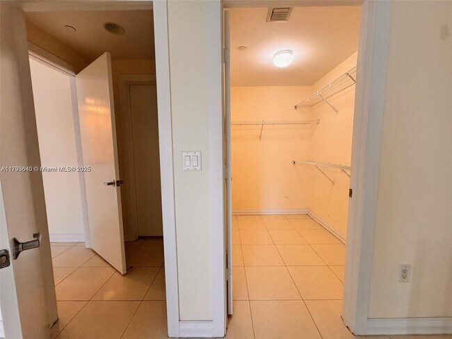 Building Photo - 1060 Brickell Ave