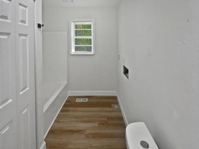 Building Photo - Small Cottage Home