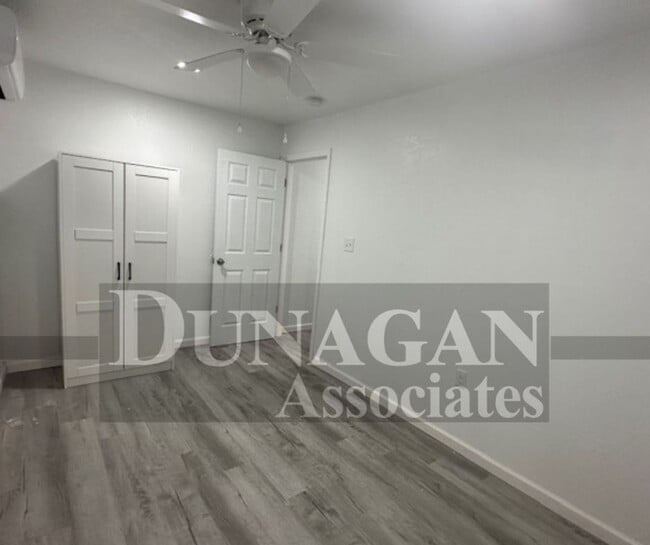 Building Photo - 2 Bedroom, 1 Bath apartment