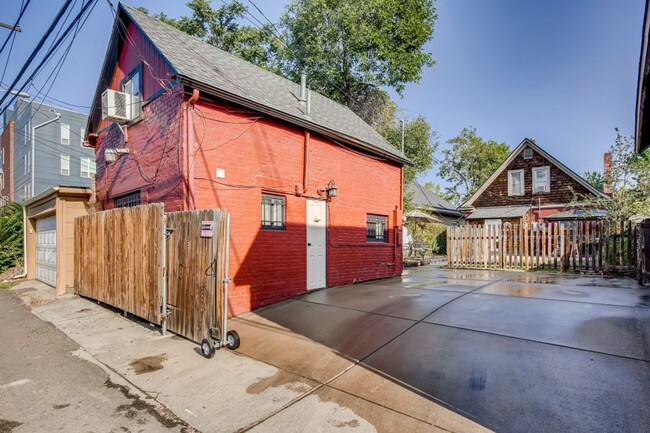 Building Photo - Cozy 1 bedroom updated brick cottage home!